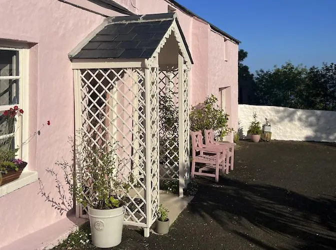 The Pink Cottage Upstairs Suite & Garden Summer Room