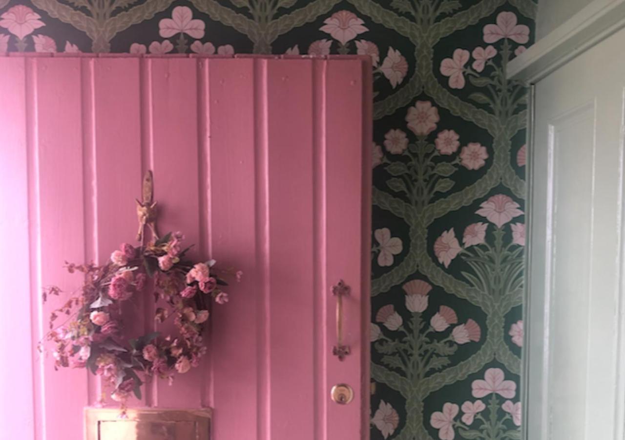 The Pink Upstairs & Garden Summer Apartment *