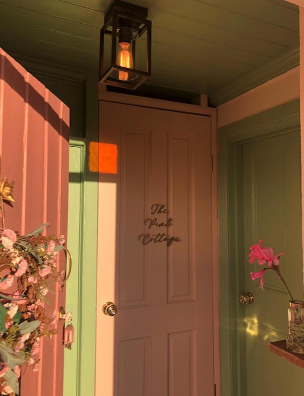 The Pink Upstairs & Garden Summer Apartment