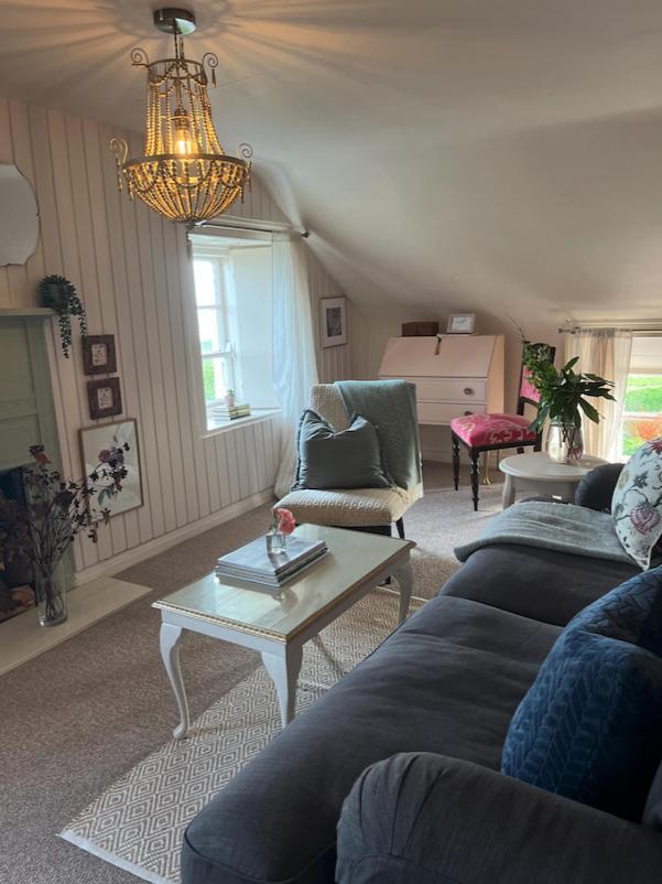 The Pink Upstairs & Garden Summer Apartment