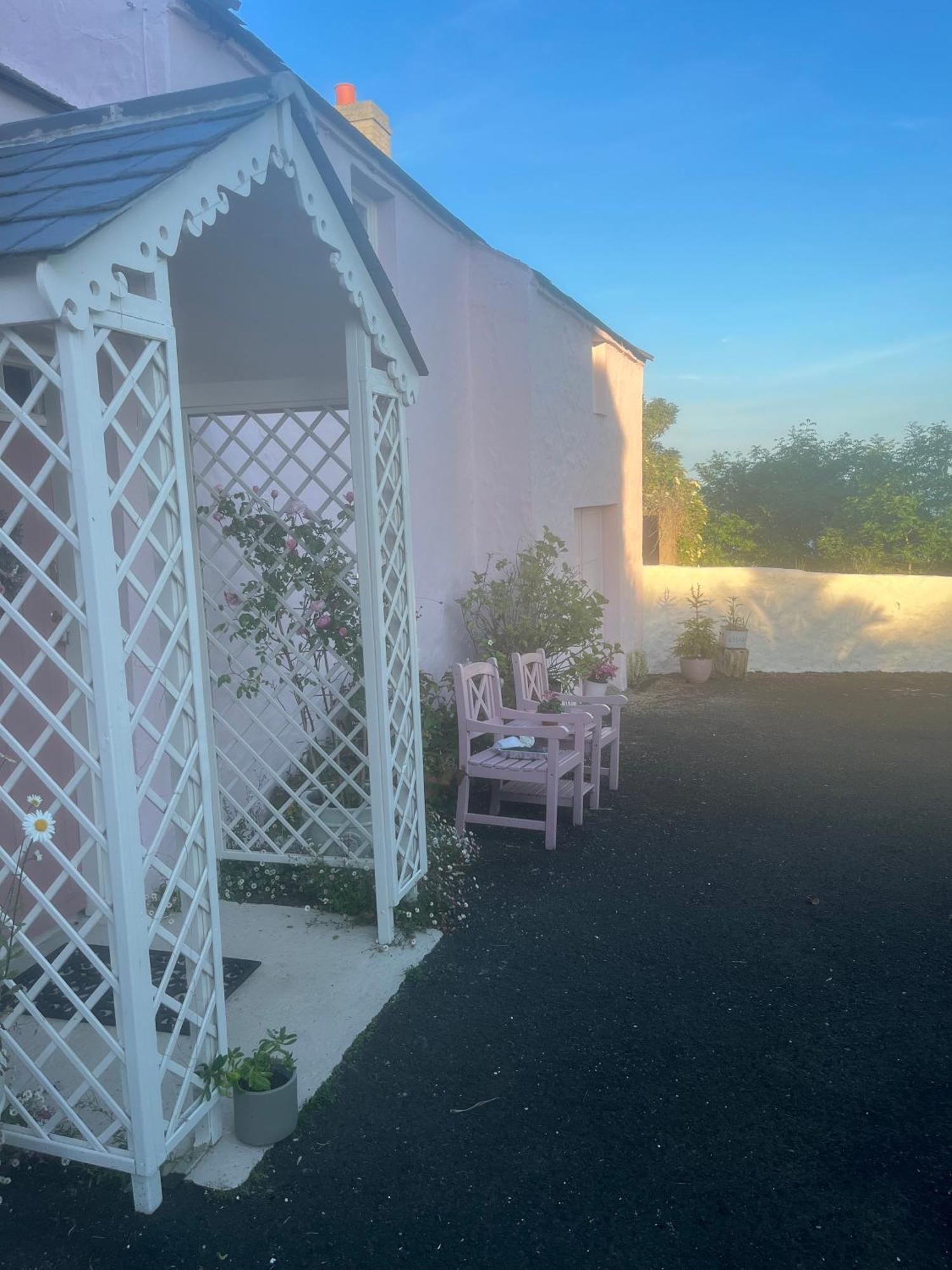 The Pink Upstairs & Garden Summer Apartment *