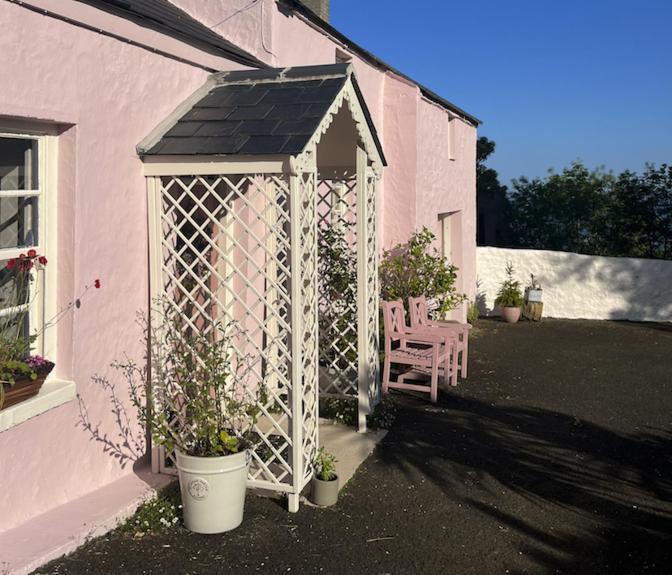 The Pink Upstairs & Garden Summer Apartment Whitehead